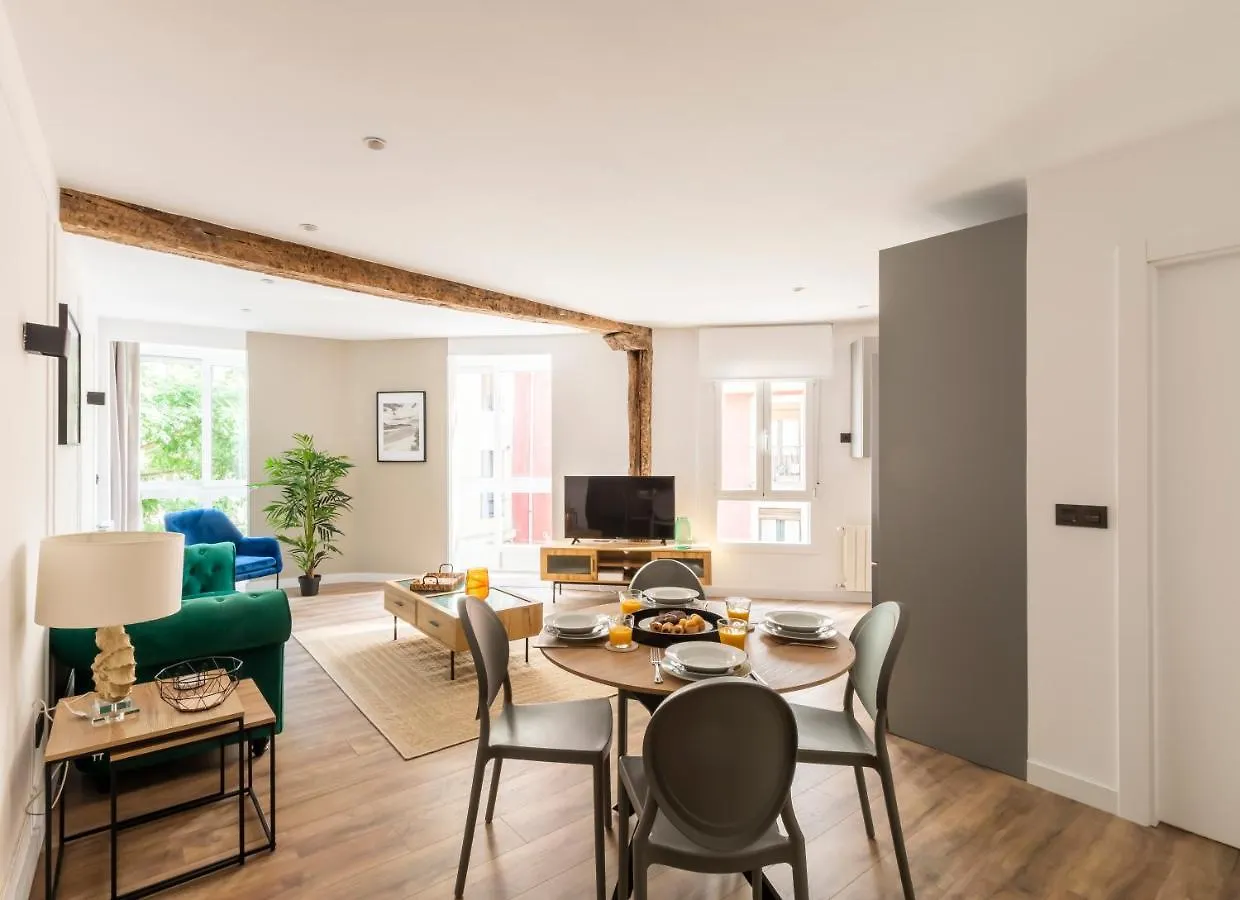 Vivienda Turistica Plaza De Los Tres Pilares Bilbao 0*,